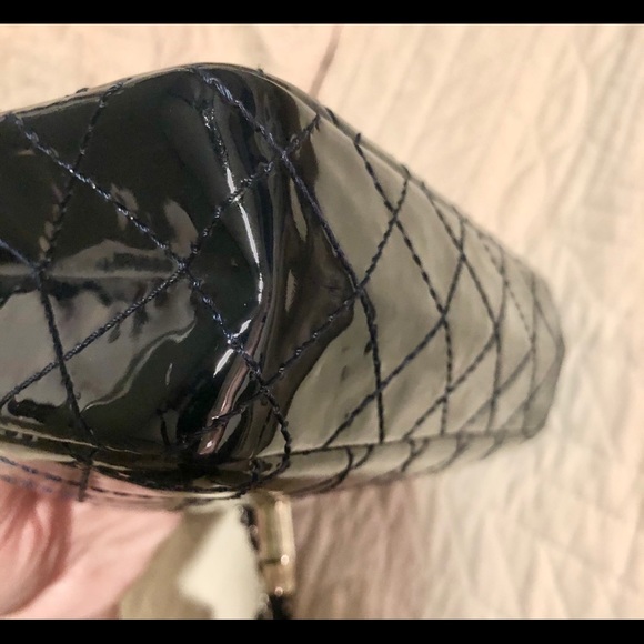 CHANEL navy patent leather shoulder flap bag - Picture 14 of 16